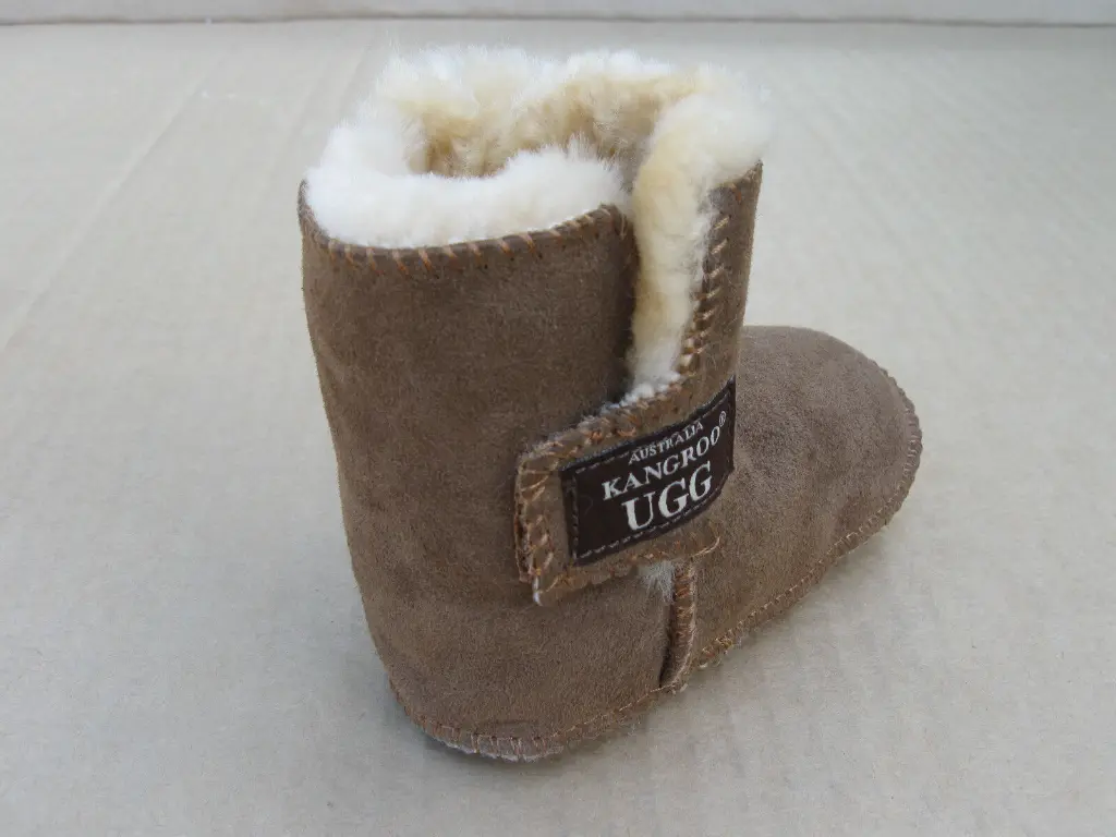 0766 baby-ugg_sheepskin-baby-booties-brown-4.webp