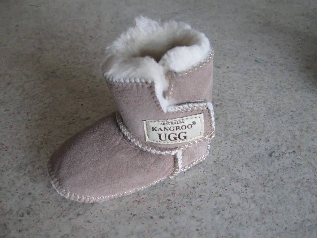 0768 baby-ugg-sheepskin-baby-booties-pink-lilac-1.webp